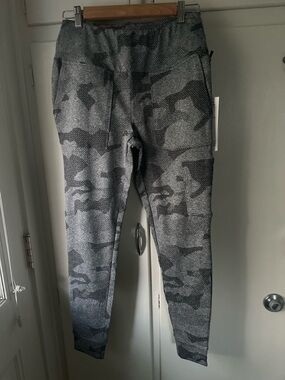 NWT Mondetta Gray Patterned Knit Leggings